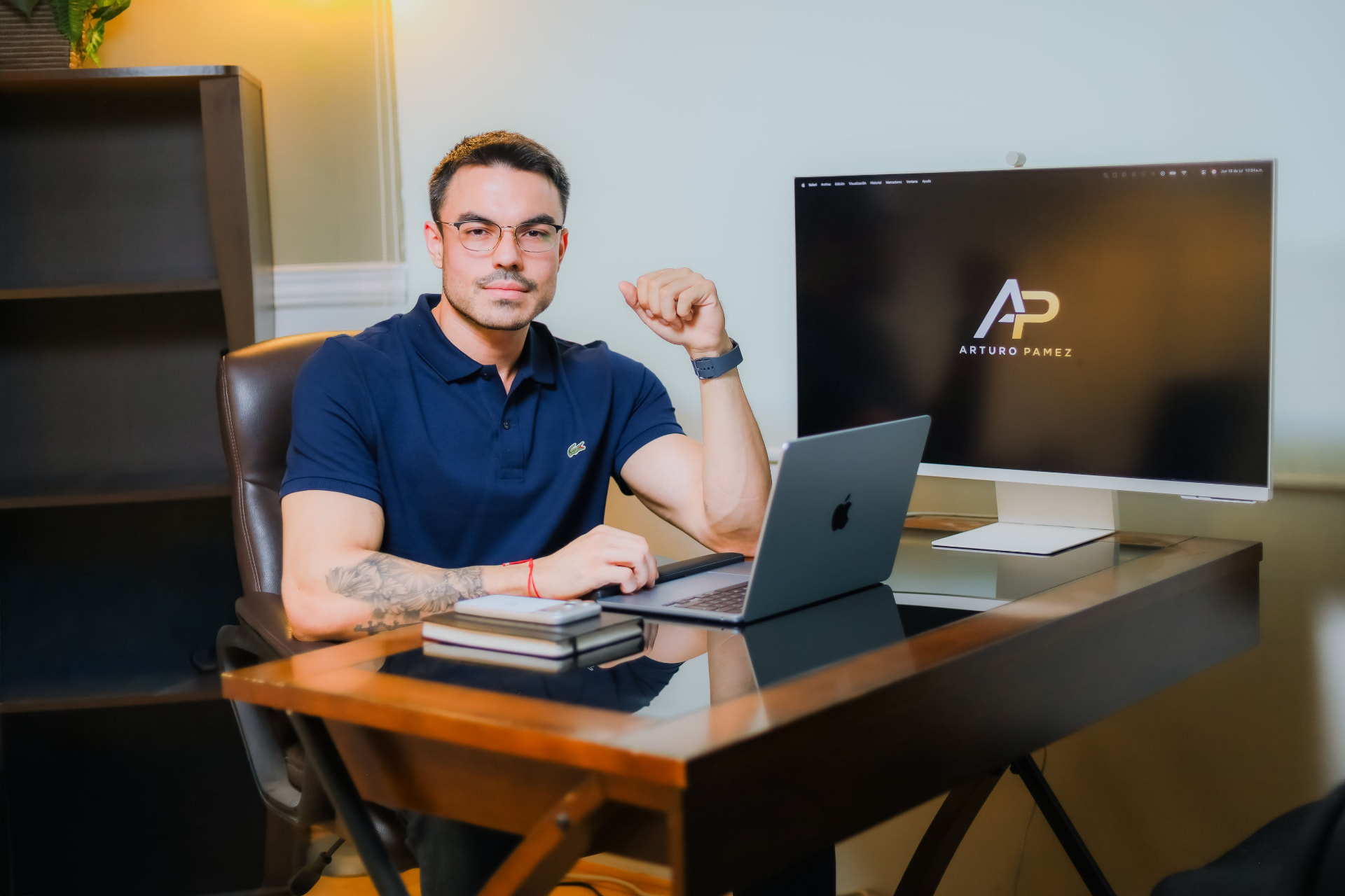 Arturo Pamez, coach de fitness y nutrición, en videollamada con un cliente